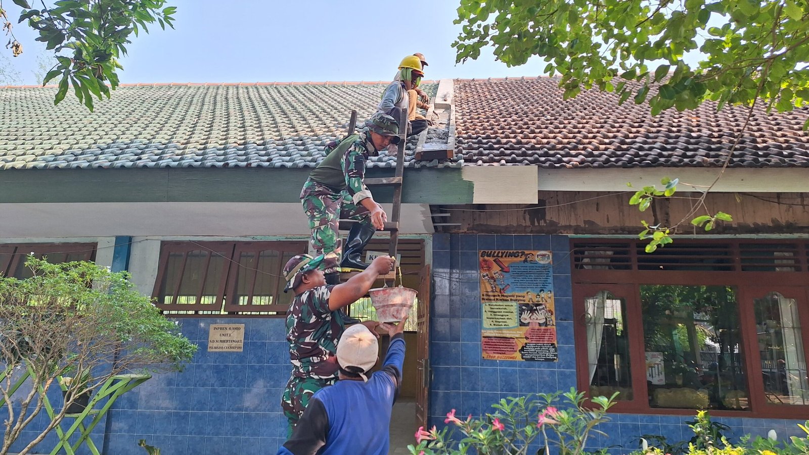 Perkuat Struktur Atap Sekolah, Satgas TMMD ke-126 Wujudkan Fasilitas Belajar yang Aman dan Nyaman