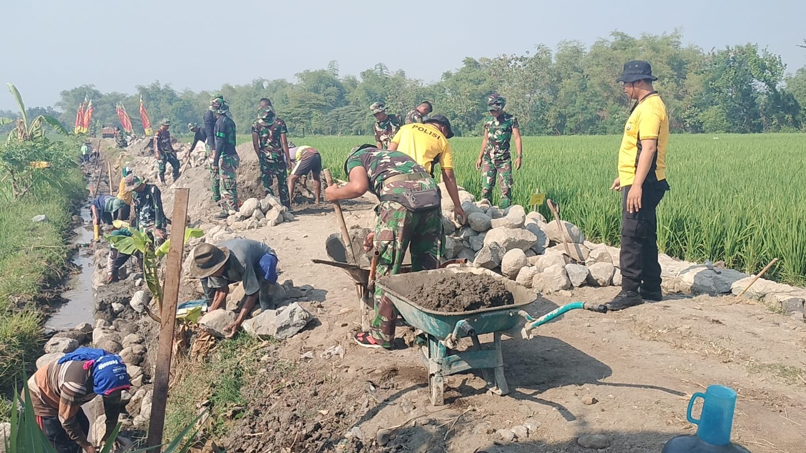 Sinergitas TNI-Polri dan Warga Sumbertanggul, Satgas TMMD 126 Kodim 0815 Lanjutkan Pembangunan TPT