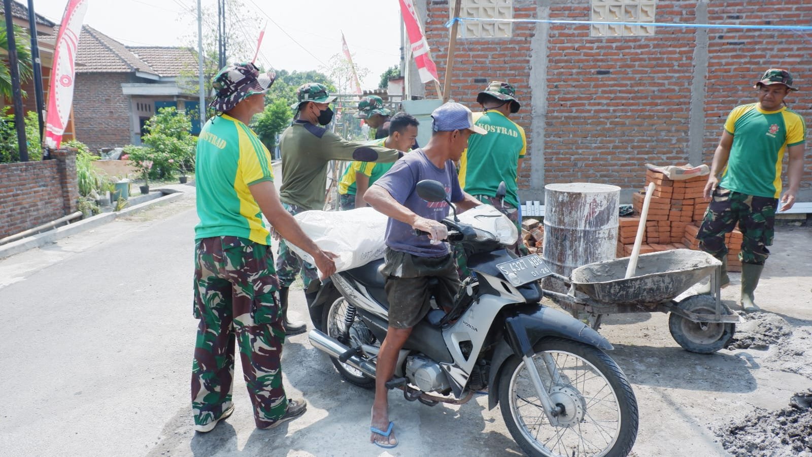 Satgas TMMD ke-126 Kodim 0815/Mojokerto Bersama Warga Rehab Mushola Baitul Mukmin di Sumbertanggul