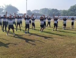 Jaga Kebugaran dan Kesiapsiagaan, Babinsa Kodim 0815/Mojokerto Gelar Aerobik di Stadion Gajah Mada