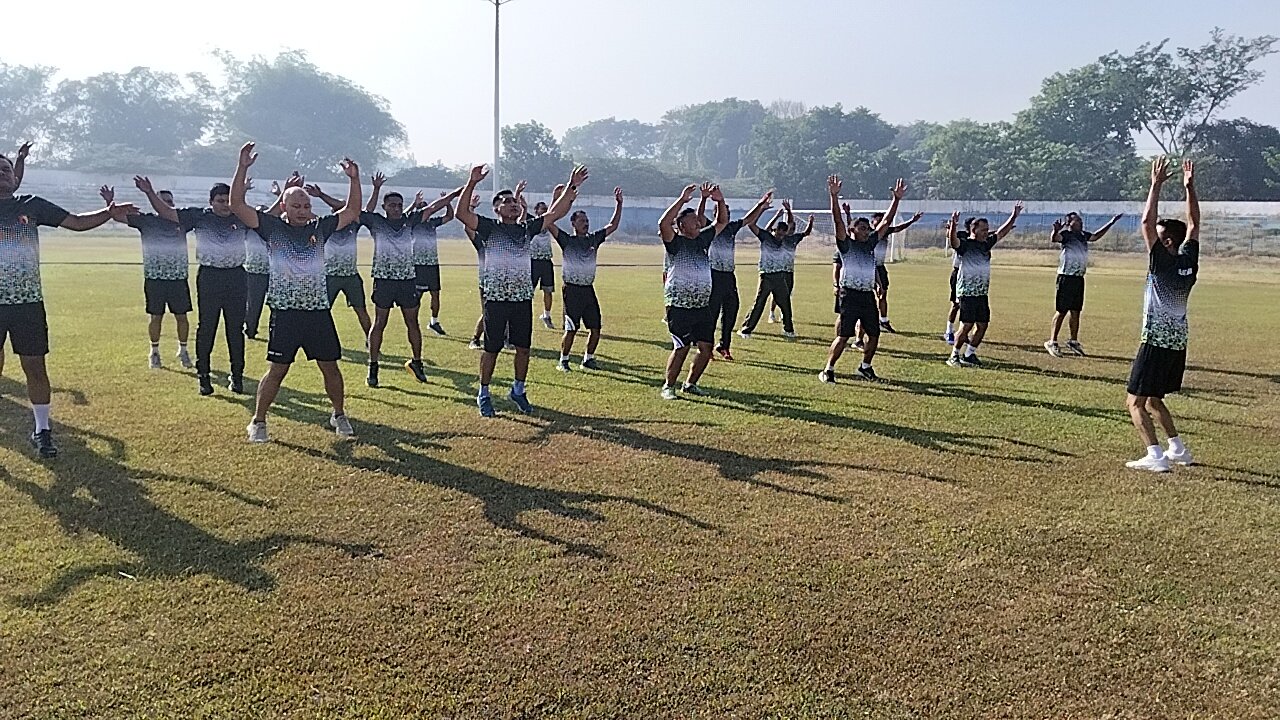 Jaga Kebugaran dan Kesiapsiagaan, Babinsa Kodim 0815/Mojokerto Gelar Aerobik di Stadion Gajah Mada