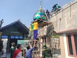 Gotong Royong Satgas TMMD 126 Mojokerto bareng Warga Warnai Pemasangan Kubah Mushola Baitul Mukmin