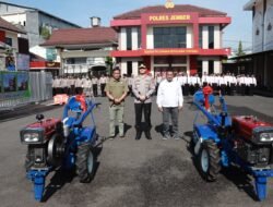 Kapolres Jember Serahkan 2 Unit Traktor Dukung Ketahanan Pangan