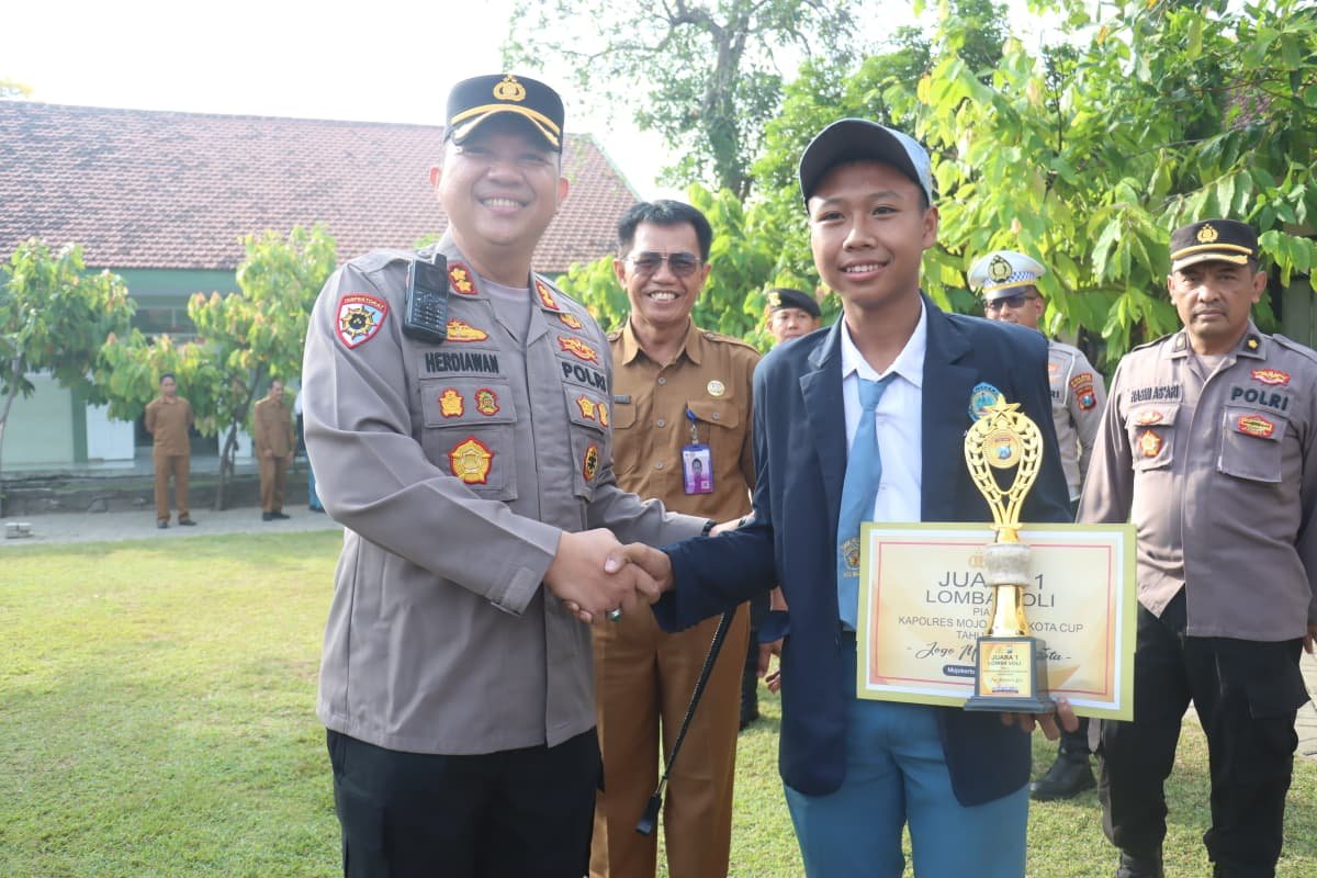 Sukses Gelar Lomba Kamtibmas Kapolres Mojokerto Kota Cup, Kapolres Berikan Piala untuk Pelajar Berprestasi