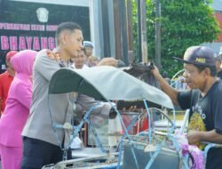 Polres Ponorogo Gelar Baksos, 250 Paket Sembako Dibagikan Untuk Tukang Becak