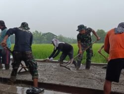 Satgas TMMD dan Warga Tetap Semangat Lanjutkan Pengecoran Jalan Usaha Tani di Tengah Hujan