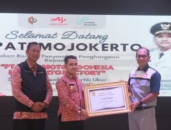 Gus Barra Didampingi Kadisperindag Kabupaten Mojokerto Berikan Penghargaan Kepada PT Ajinomoto Indonesia