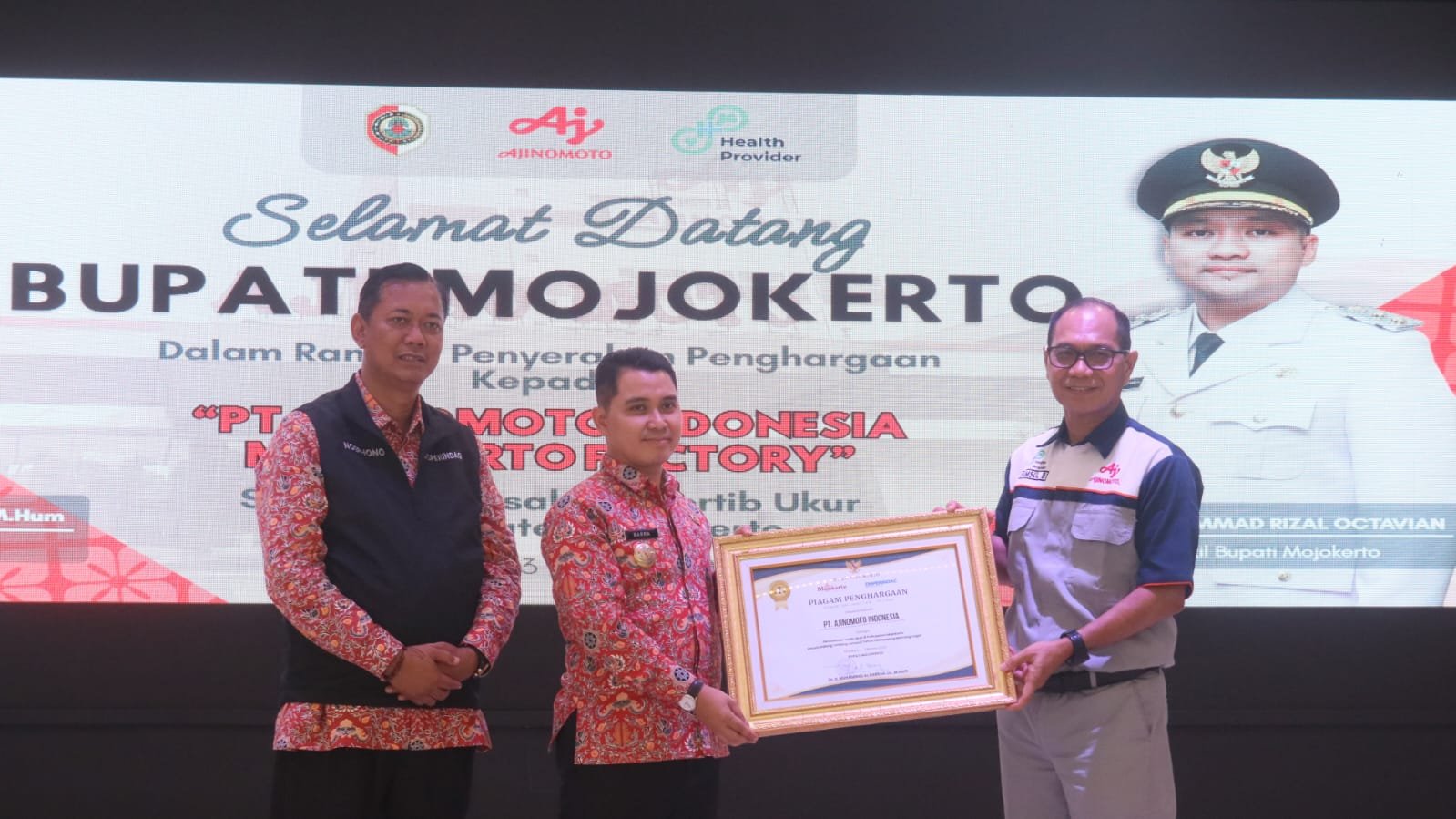 Gus Barra Didampingi Kadisperindag Kabupaten Mojokerto Berikan Penghargaan Kepada PT Ajinomoto Indonesia