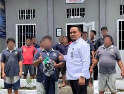 Sebagai Bentuk Perhatian,Kalapas Dharmasraya Beri Arahan dan Bagikan Sabun serta Pakaian kepada WBP di Blok Hunian