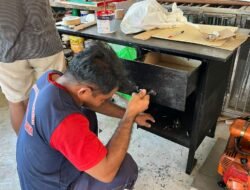 Warga Binaan Pemasyarakatan Lapas Dharmasraya Buat Meja Kerja di Bengkel Pembinaan