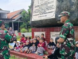 Babinsa 0815/13 Kutorejo Tanamkan Semangat Kepahlawanan Sejak Dini kepada Anak RA KB Pesanggrahan