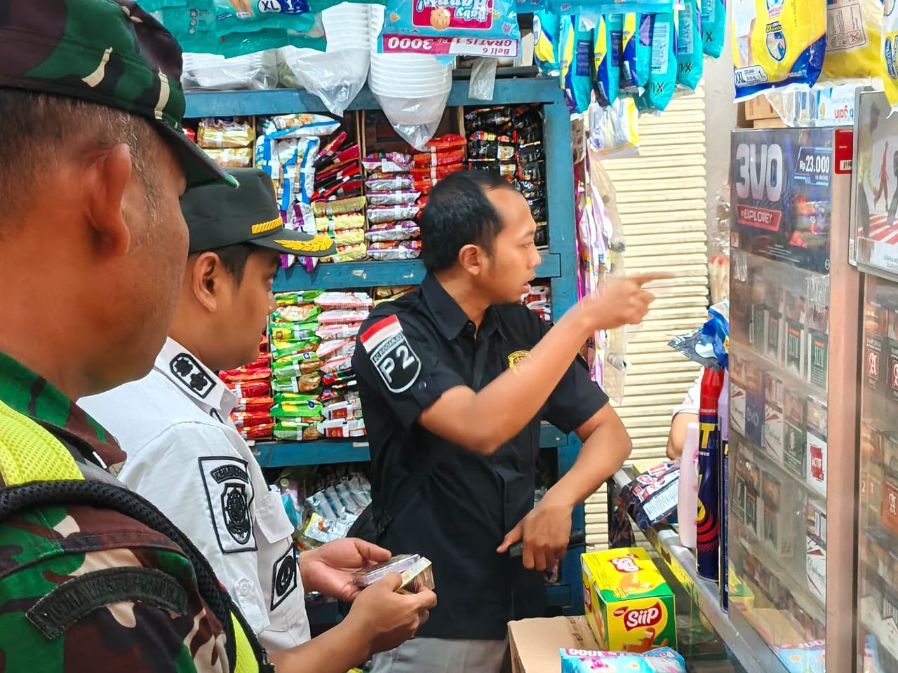 Satpol PP Kota Mojokerto dan Bea Cukai Razia Rokok Ilegal