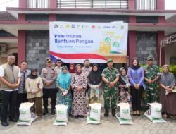 Tinjau Penyaluran Bantuan Pangan dari Bapanas, Ning Ita Pastikan Tepat Sasaran