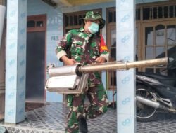 Babinsa Koramil 0815/07 Jetis Dampingi Fogging DBD di Desa Mojorejo