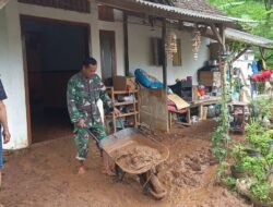 Gerak Cepat Koramil 0815/15 Jatirejo Bersama Warga Tangani Tanah Longsor di Desa Jembul