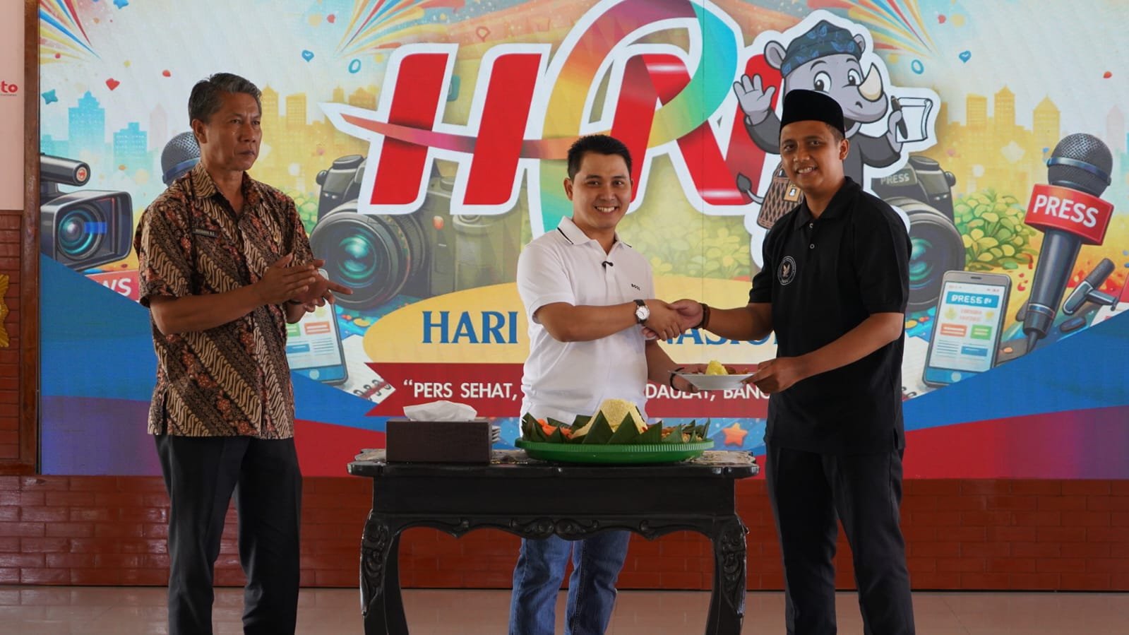 Bupati Mojokerto memberikan potongan tumpeng kepada Ketua PWMR