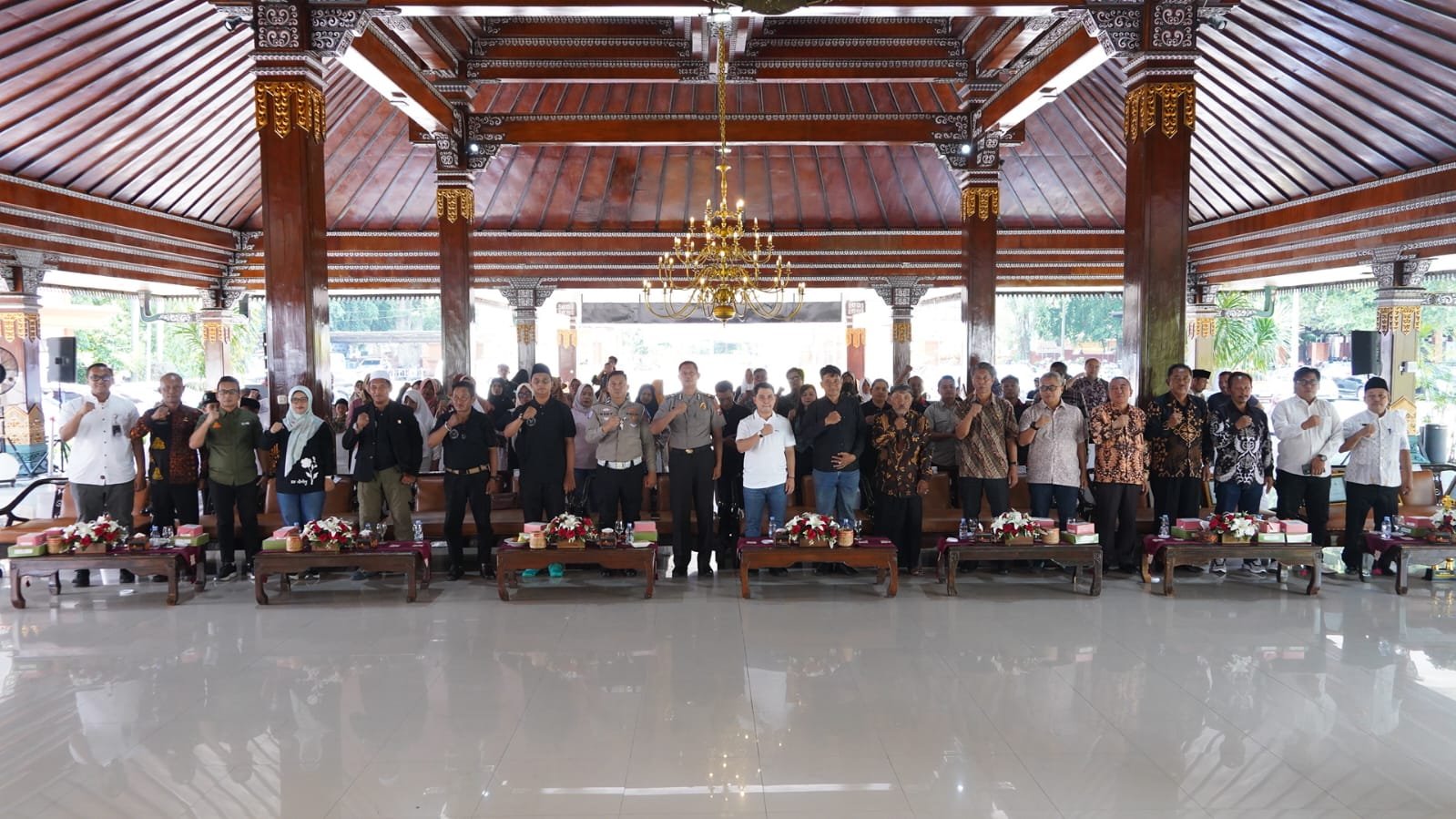 Foto bersama Peringatan Hari Pers Nasional 2026 di Pendopo Pemkab Mojokerto