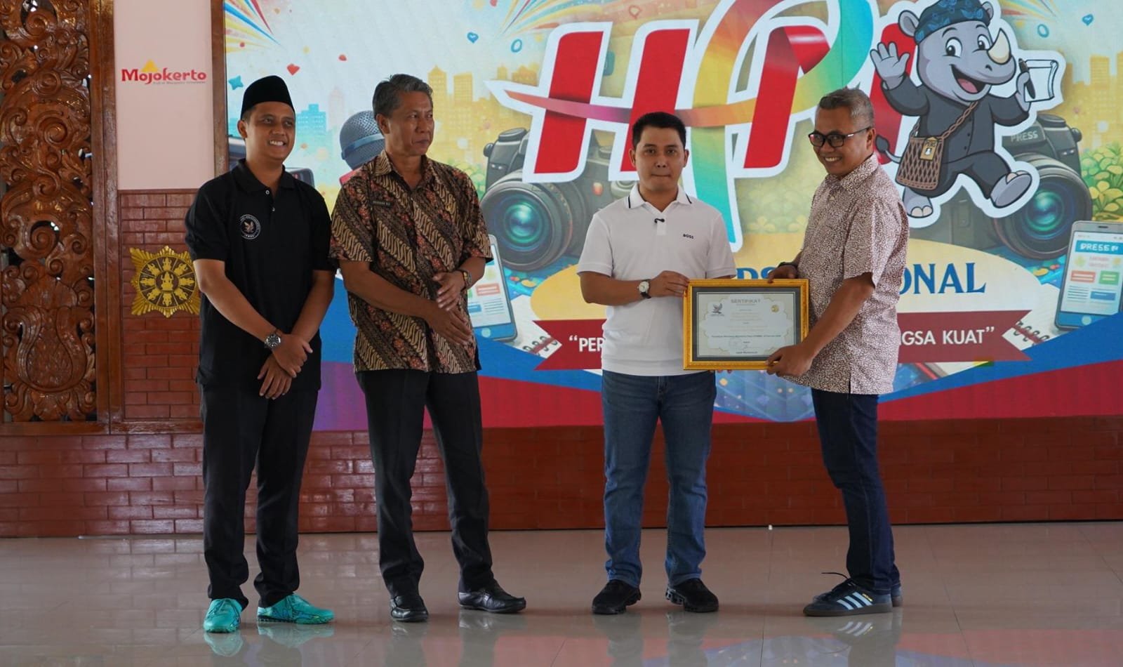 Kadisbudporapar Kabupaten Mojokerto saat menerima piagam penghargaan sebagai Kepala Dinas Terkomunikatif di Kabupaten Mojokerto