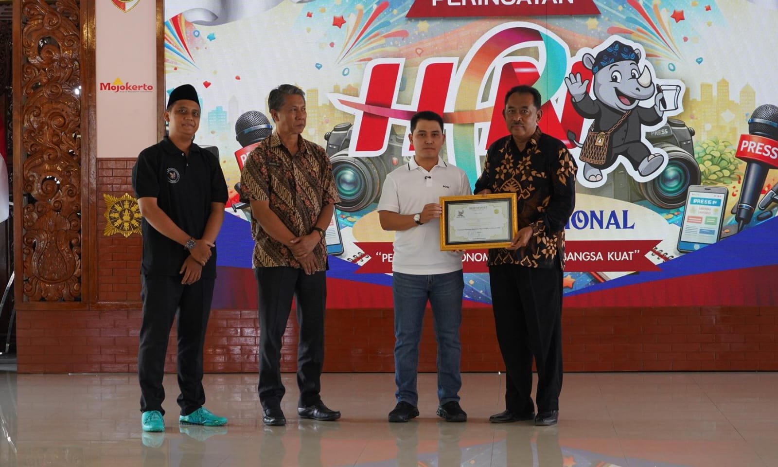 Kepala Desa Duyung saat mendapatkan piagam penghargaan sebagai Kampung Durian Terpopuler