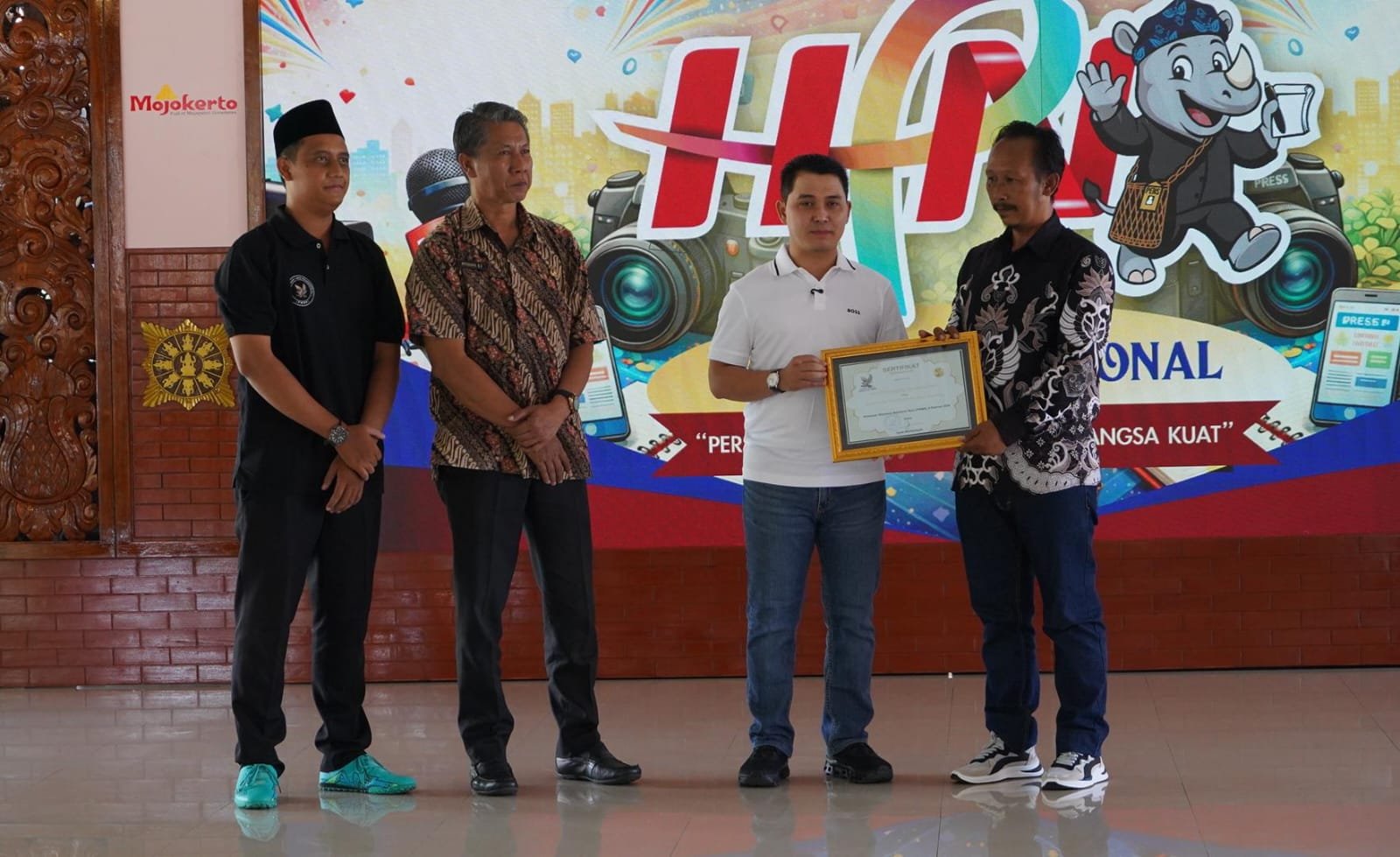 Perwakilan Desa Kembangbelor saat menerima penghargaan sebagai Desa Wisata Terbaik di Kabupaten Mojokerto