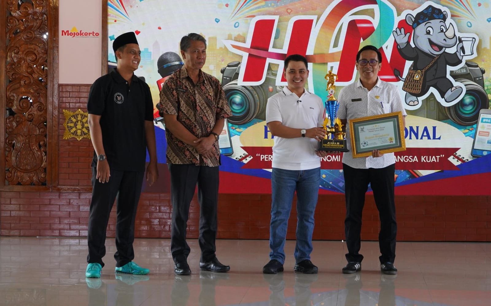 Juara 3, Gus Barra FC mendapatkan piagam penghargaan Turnamen Mini Soccer PWMR 2026