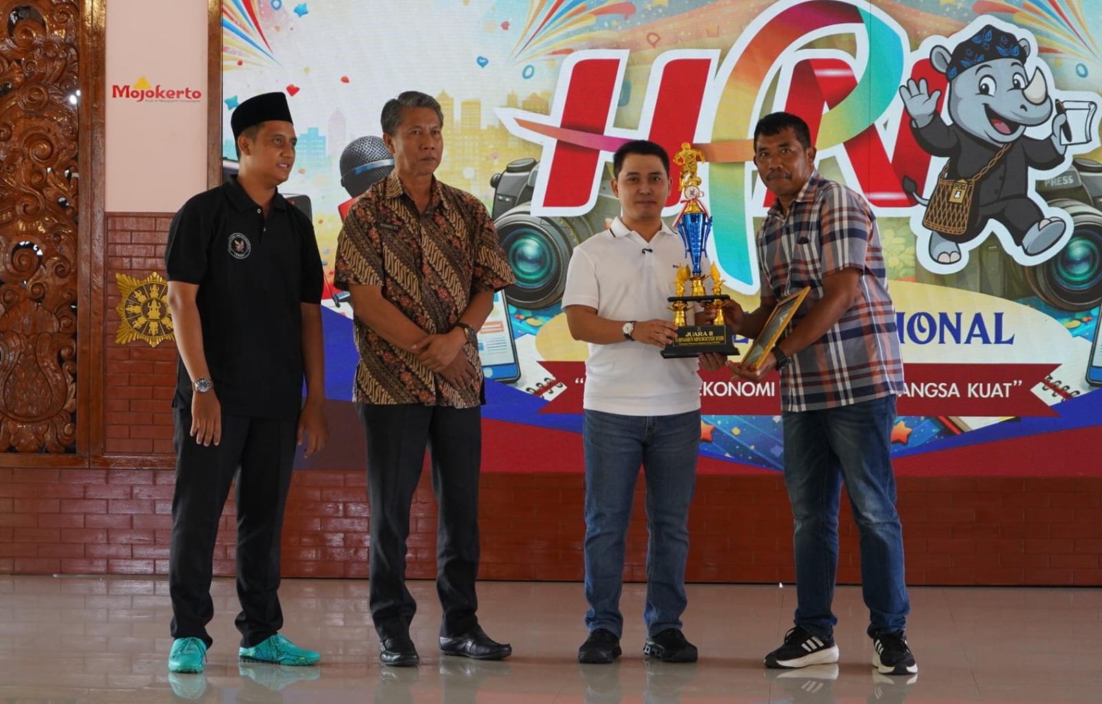 Juara 2, PWI FC mendapatkan piagam penghargaan Turnamen Mini Soccer PWMR 2026