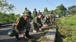 Personel Kodim 0815/Mojokerto Turun Langsung Bersihkan Sampah Liar di Jalan Semeru