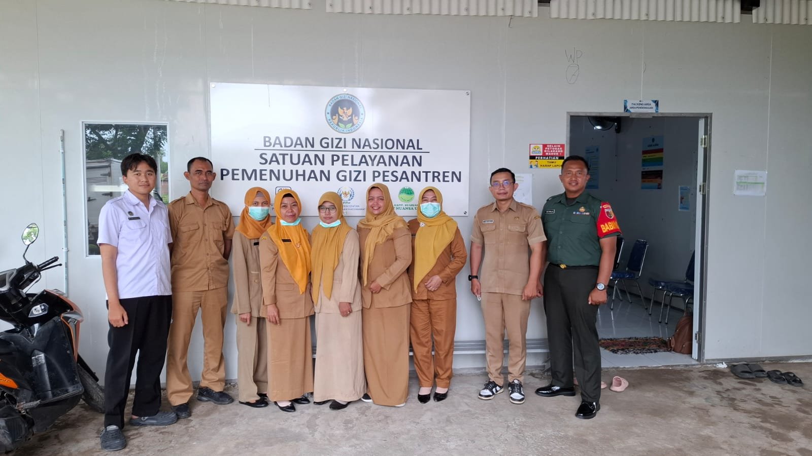 Sinergi UPTD Puskesmas Kedungsari dan Koramil 0815/06 Kemlagi Gelar Cek Kesehatan Gratis di SPPG Roudlotun Nasyiin