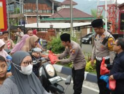 Polsek Pacet dan Lintas Pemuda Bagikan 1000 Takjil Gratis di Bulan Ramadan