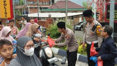 Polsek Pacet dan Lintas Pemuda Bagikan 1000 Takjil Gratis di Bulan Ramadan