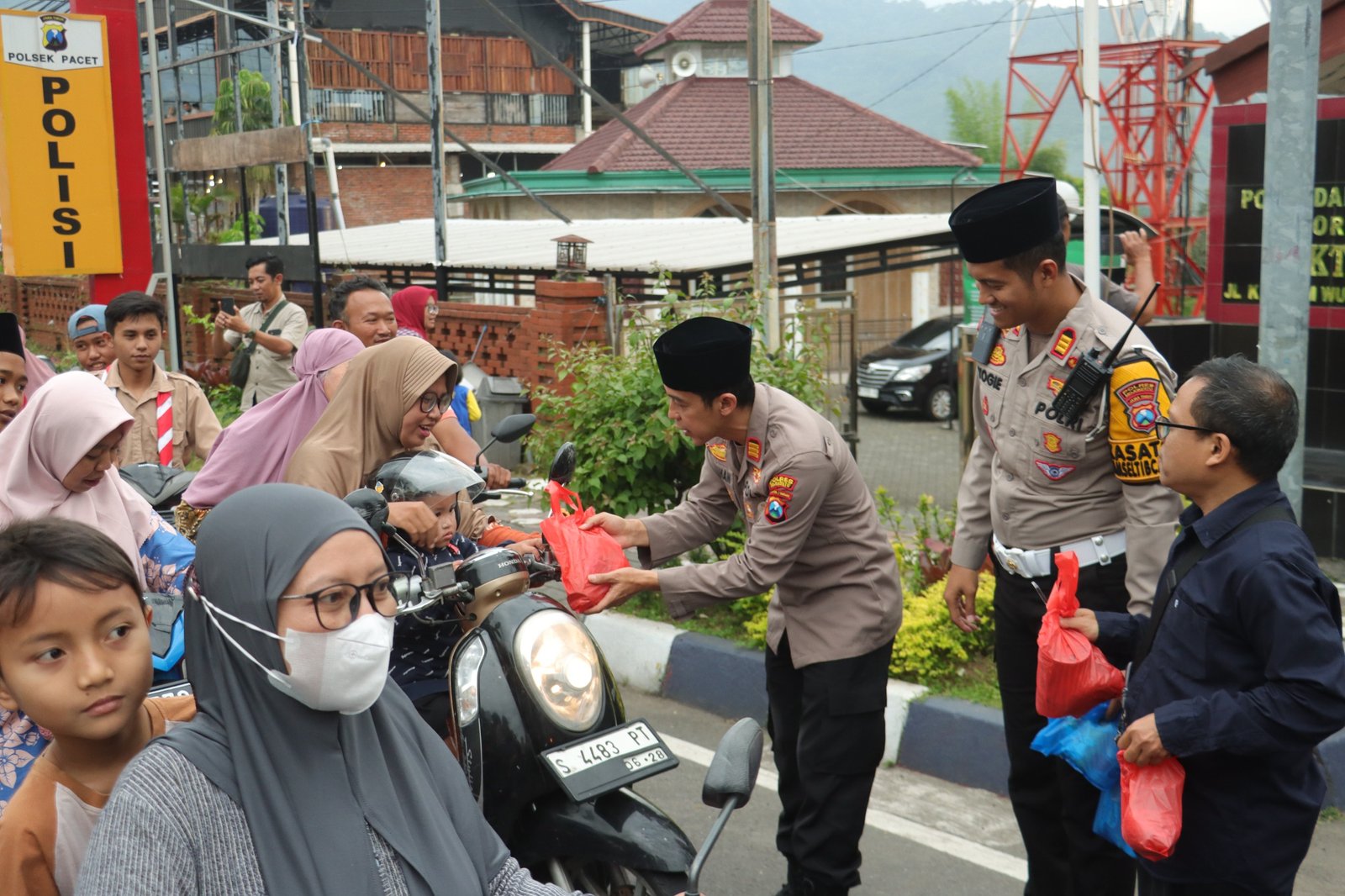 Polsek Pacet dan Lintas Pemuda Bagikan 1000 Takjil Gratis di Bulan Ramadan