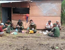 Kebersamaan di Balik Pembangunan, TNI dan Warga Nikmati Makan Siang Bersama di Lokasi Jembatan Perintis Garuda