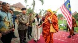57 Biksu Asing Jalan Kaki ke Borobudur Singgah di Mojokerto, Disambut Hangat Ning Ita