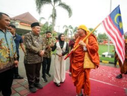57 Biksu Asing Jalan Kaki ke Borobudur Singgah di Mojokerto, Disambut Hangat Ning Ita