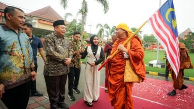 57 Biksu Asing Jalan Kaki ke Borobudur Singgah di Mojokerto, Disambut Hangat Ning Ita