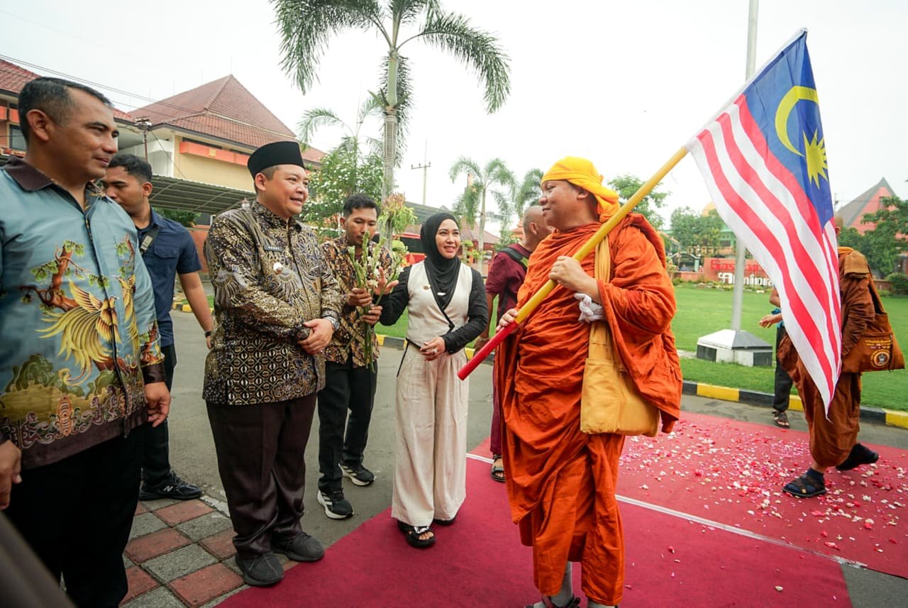 57 Biksu Asing Jalan Kaki ke Borobudur Singgah di Mojokerto, Disambut Hangat Ning Ita