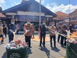 HUT ke-733 Mojokerto, Gus Barra Musnahkan 11 Juta Batang Rokok Ilegal Senilai Rp16,6 Miliar
