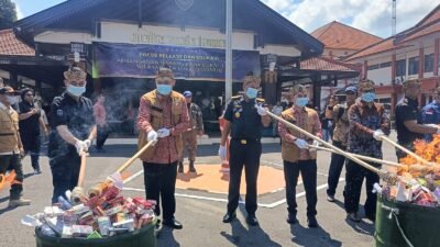 HUT ke-733 Mojokerto, Gus Barra Musnahkan 11 Juta Batang Rokok Ilegal Senilai Rp16,6 Miliar