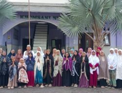 Ponpes Khomsani Nur Lumajang Sembelih 13 Kambing Kurban, Santri hingga Jamaah Padati Masjid