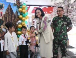 Nangis Haru di Atrium Sunrise Mall, 200 Anak TK Kartika Jaya Kodim 0815 Dilepas Menuju SD