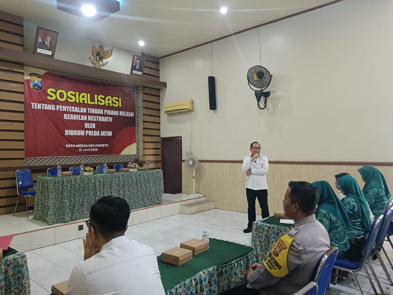 Nggak Semua Masalah Harus Penjara, Bidkum Polda Jatim Sosialisasi RJ di Balai Desa Medali Mojokerto
