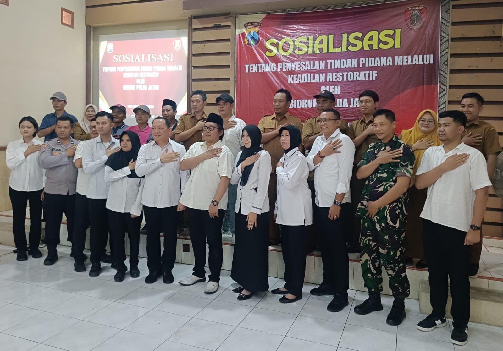 Nggak Semua Masalah Harus Penjara, Bidkum Polda Jatim Sosialisasi RJ di Balai Desa Medali Mojokerto