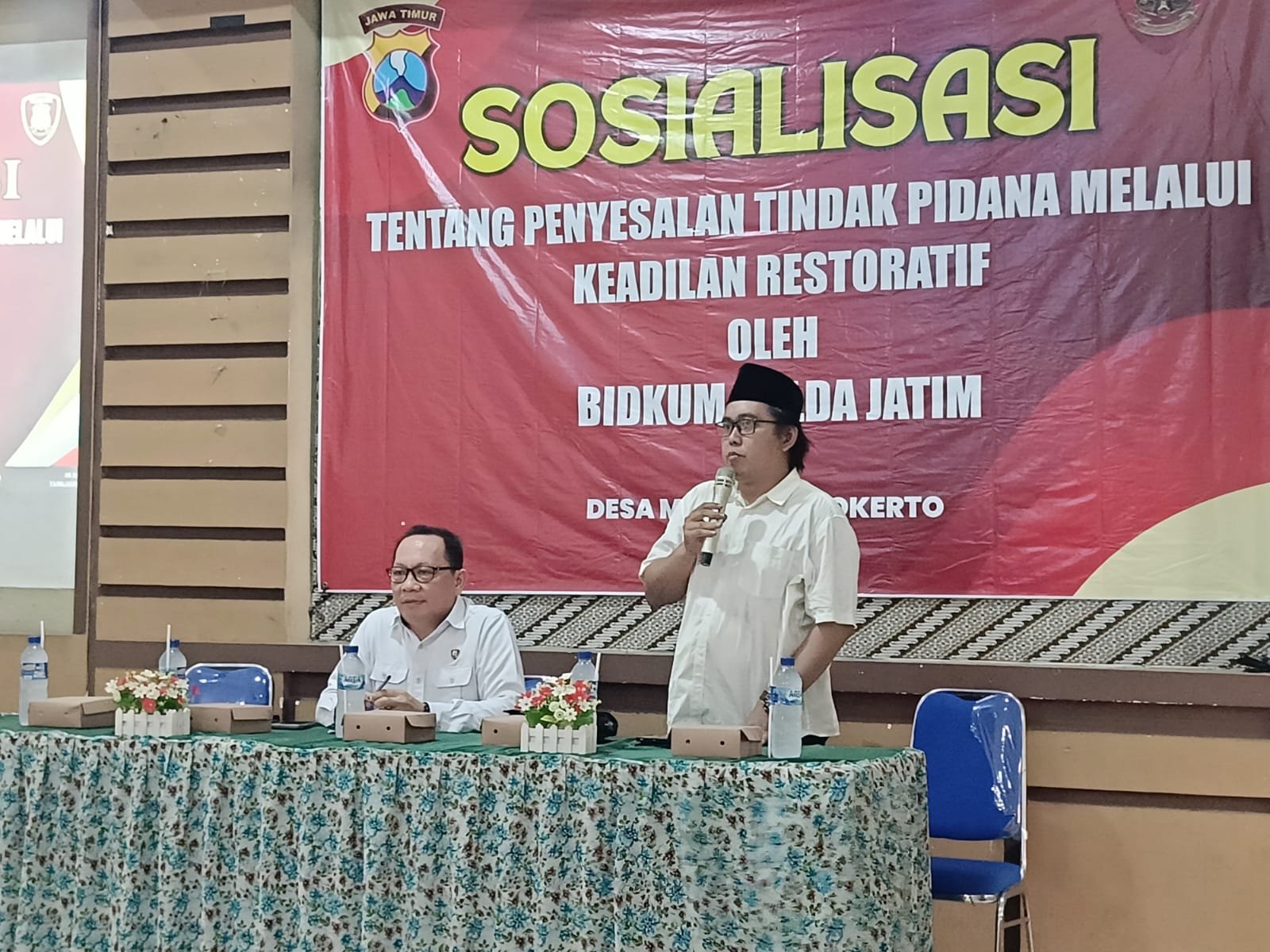 Nggak Semua Masalah Harus Penjara, Bidkum Polda Jatim Sosialisasi RJ di Balai Desa Medali Mojokerto