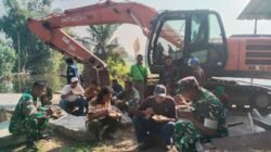 Istirahat Makan Bareng, TNI & Warga Jabontegal Pungging Perkuat Kemanunggalan di Tengah Pembangunan Jembatan Garuda