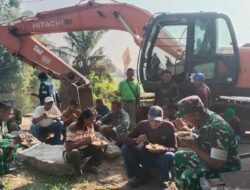 Istirahat Makan Bareng, TNI & Warga Jabontegal Pungging Perkuat Kemanunggalan di Tengah Pembangunan Jembatan Garuda