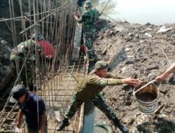 Kemanunggalan TNI-Rakyat Hidup di Kedunggempol: Progres Jembatan Garuda Tahap V Terus Dikebut