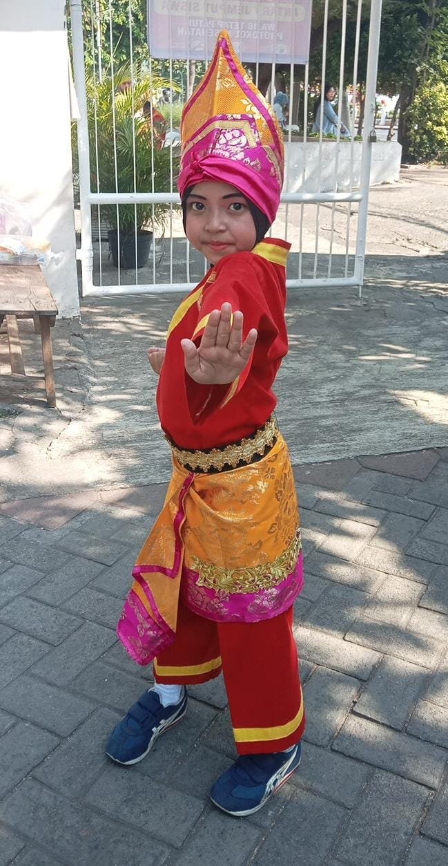 Hinda Qiandra Putri Azkadina Hidayat, siswi kelas 1 SDN Kaliasin 1 Surabaya