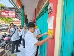 Efek Kejut Buat Pedagang Nunggak, Pemkab Mojokerto Tempeli 690 Kios dengan Stiker Penertiban