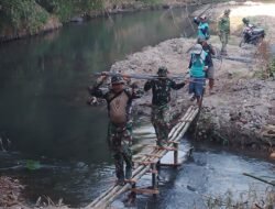 Bareng-bareng Pikul Besi, TNI dan Warga Pacu Pembangunan Jembatan Gantung 60 Meter di Dlanggu Mojokerto
