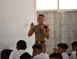 Taruna Akademi TNI Masuk Kelas di SRMP 15 Mojokerto, Tanamkan Disiplin dan Cinta Tanah Air